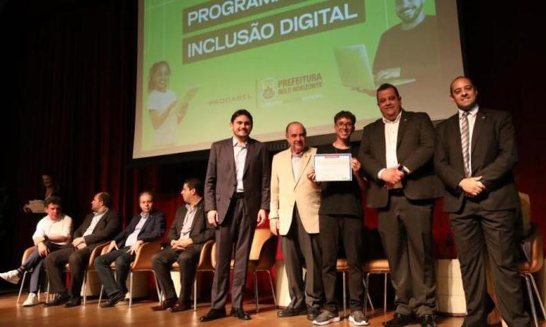 Prefeito Fuad Noman (PSD) e ministro das Comunicaes, Juscelino Filho, entregam certificados de incluso digital para 100 alunos