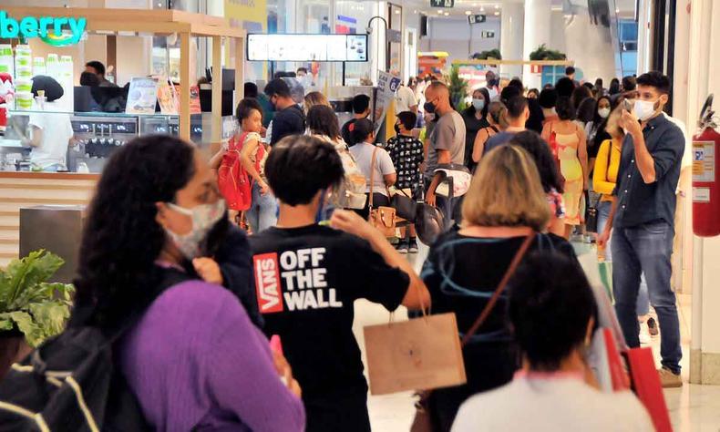 Shopping cheio de consumidores em Belo Horizonte