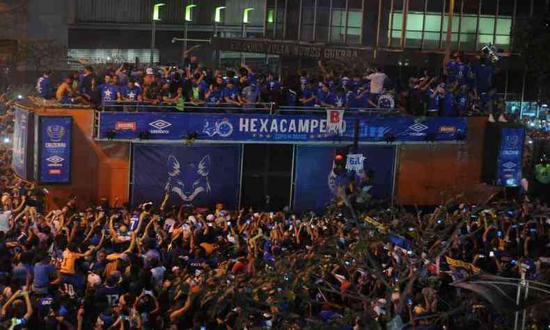 O zagueiro do Cruzeiro, Ded, chegou a intervir em uma briga(foto: Leandro Couri/EM)