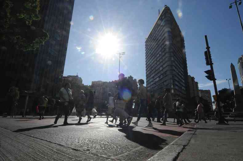  Na foto, pessoas na Praca Sete, no Centro, com sol forte da tarde.