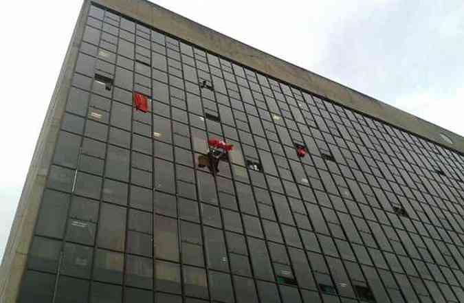 Funcionrios do anexo 4 da Cmara dos Deputados estendem bandeiras vermelhas(foto: Daniela Garcia/CB/ D.A Press)