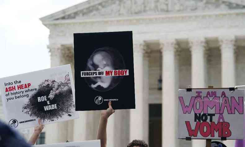 cartazes a favor do aborto em frente  Suprema Corte dos EUA nesta sexta (24/6)