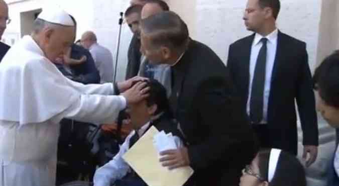 Momento em que o Papa Francisco rezou junto a um homem em uma cadeira de rodas, rede de TV interpretou o ato como exorcismo(foto: Reproduo Internet / YouTube/ scoopview )