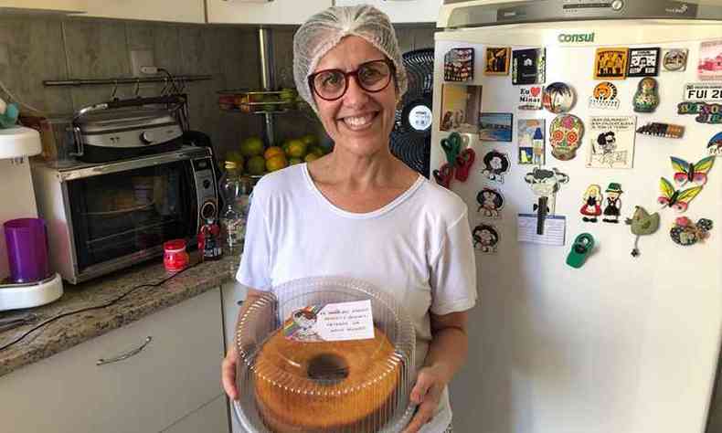 Hlcia Quinto faz os bolos para as trocas movida apenas pelo interesse de ser uma pessoa melhor e ajudar outras pessoas(foto: Ana Elisa Quinto/Divulgao)