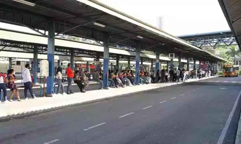 Na foto, Estao Diamante, na regio do Barreiro, em BH, cheia de usurios do transporte coletivo