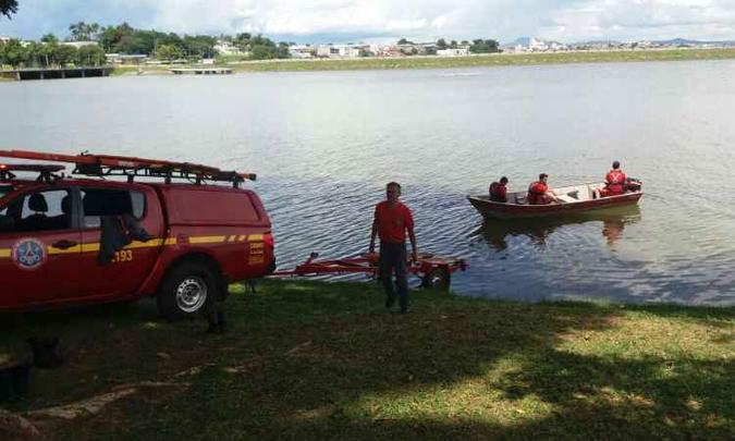Bombeiros utilizaram um barco para fazer a retirada do corpo da água(foto: Corpo de Bombeiros/Divulgação) Bombeiros utilizaram um barco para fazer a retirada do corpo da água(foto: Corpo de Bombeiros/Divulgação)