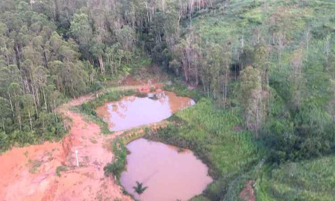 Açude de Bela Vista de Minas, na Região Central de Minas Gerais, que ameaça romper. Logo a frente dele, há outros dois reservatórios que também podem ceder(foto: Corpo de Bombeiros/ Divulgação) Açude de Bela Vista de Minas, na Região Central de Minas Gerais, que ameaça romper. Logo a frente dele, há outros dois reservatórios que também podem ceder(foto: Corpo de Bombeiros/ Divulgação)