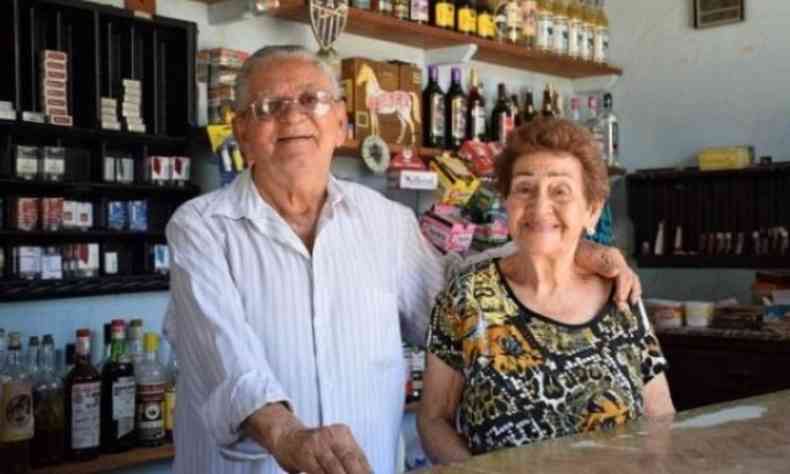 foto mostra casal de idosos em venda em Araua