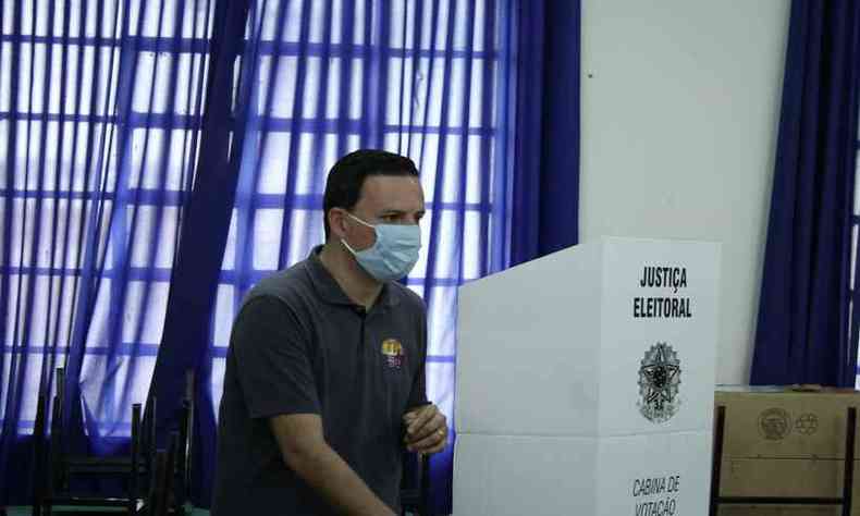 Candidato do Solidariedade votou na Escola Municipal Santa Terezinha(foto: Fred Mattos/Divulgao)