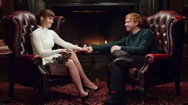 Atores Emma Watson e Daniel Radcliffe, sentados em confortáveis cadeiras, conversam sobre a saga Harry Potter