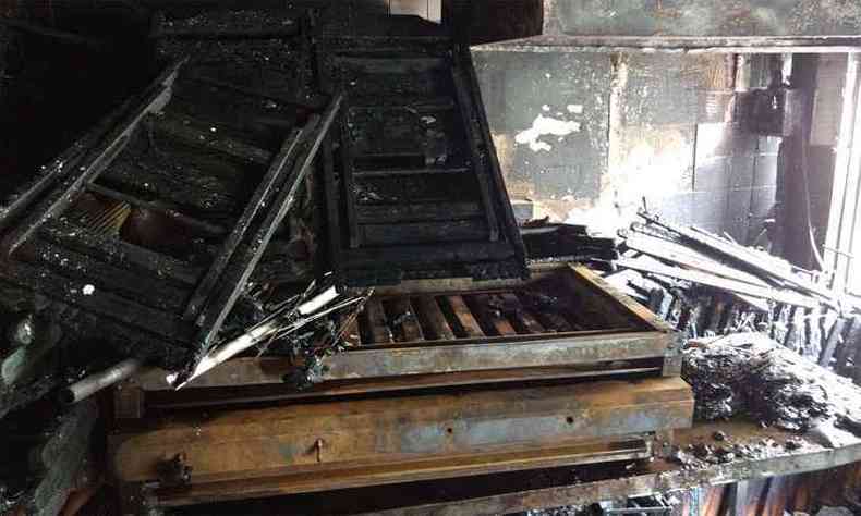 Móveis do estabelecimento foram danificados pelo fogo(foto: Corpo de Bombeiros/Divulgação)