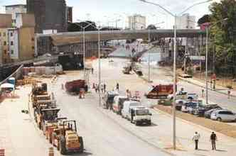 Ala escorada do Viaduto Batalha dos Guararapes mantm a Avenida Pedro I fechada por tempo indeterminado e contribui para complicar o trnsito na retomada do ano letivo na capital (foto: Paulo Filgueiras/EM DA Press)