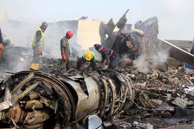 Equipe de resgate trabalha para encontrar corpos entre os destro�os da aeronave (foto: EMMANUEL AREWA / AFP)