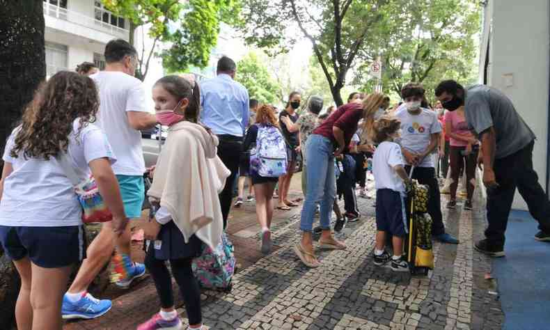 Volta s aulas presenciais em BH aconteceu nesta tera-feira na rede privada