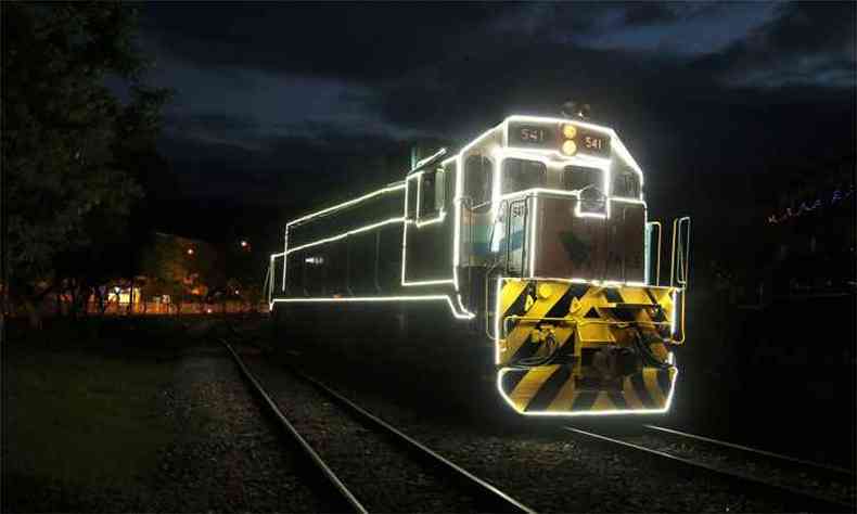 Trens vo circular com iluminao especial durante as viagens temticas(foto: Arlindo Silva/Vale)