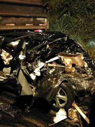 Toyota Corolla envolvido em acidente na MG-030 ficou totalmente destrudo(foto: Francisco Lima)