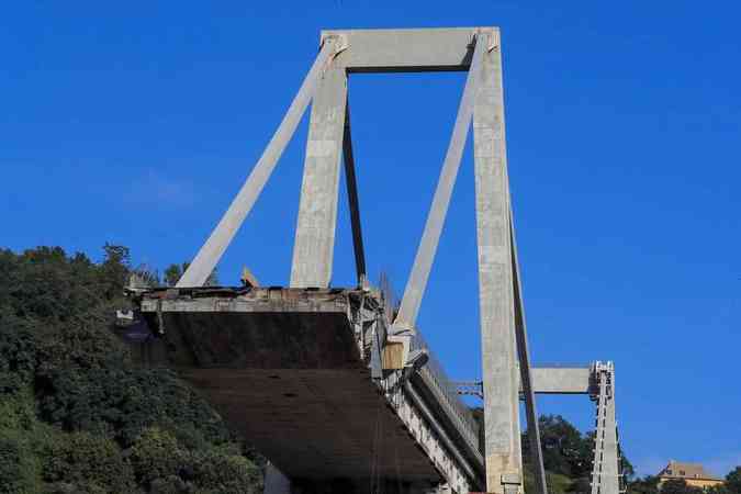 Queda de ponte na Itlia deixa ao menos 20 mortos. Chovia muito na hora do acidenteAFP