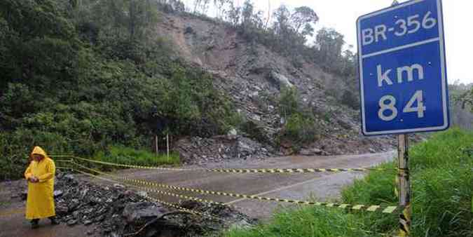 Uma queda de barreira interditou aos dois sentidos da BR-356, em Itabirito(foto: Beto Novaes/EM/D.A Press)