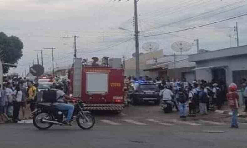 Viatura do Corpo de Bombeiros em frente  escola