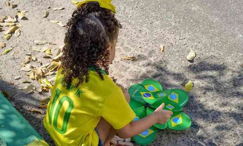 menina com o uniforme da seleo brasileira de futebol