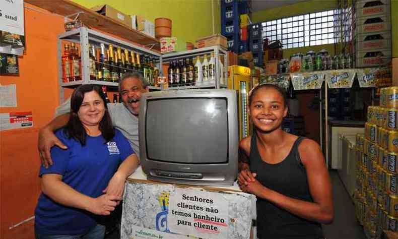 Moradores instalaram, no fim de semana, uma televiso com antena digital em distribuidora de bebidas para receber torcedores e clientes(foto: Ramon Lisboa/EM/DA Press)