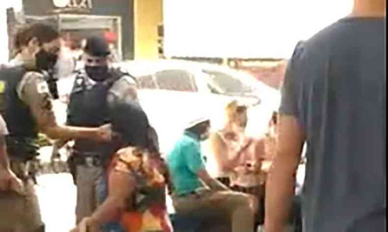 Momento exato em que a policial d tapas no rosto de uma cidad em Formiga (MG)(foto: Reproduo/WhatsApp)