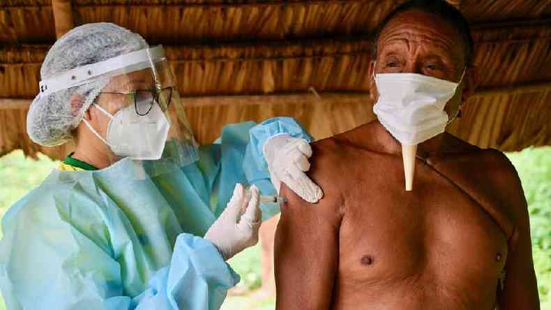 Enfermeira vacina indgena em aldeia