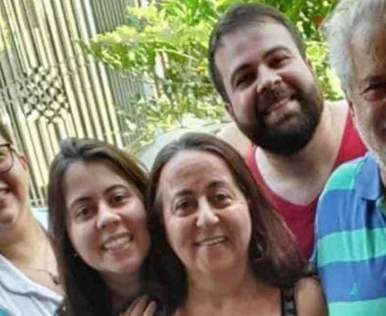 Smia Bomfim e o irmo, Diego, em foto com a famlia