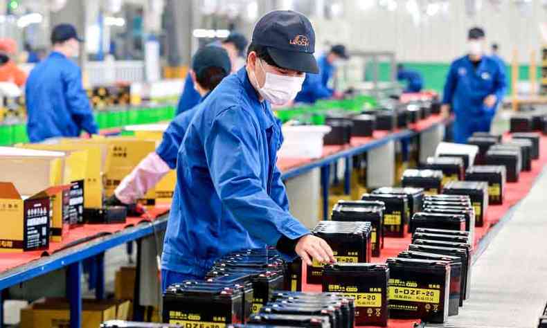 Trabalhador em Huainei, na China, o maior exportador da economia mundial(foto: AFP)