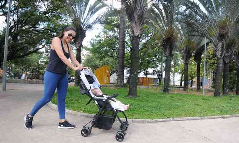 Marina Castro no perde a chance de levar o filho Dante para um passeio no recanto verde(foto: Alexandre Guzanshe/EM/DA Press )