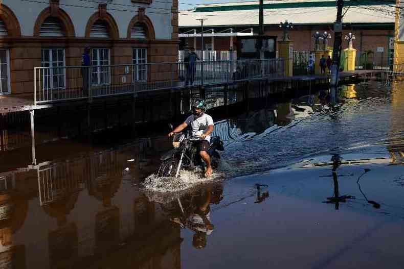 No Centro Histrico de Manaus, as principais ruas ficaram alagadas.(foto: Michael Dantas/AFP)