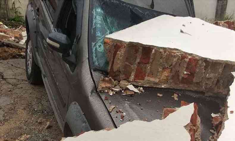 Carro atingido por parte de muro de uma agncia do INSS em Diamantina(foto: Corpo de Bombeiros/Divulgao)