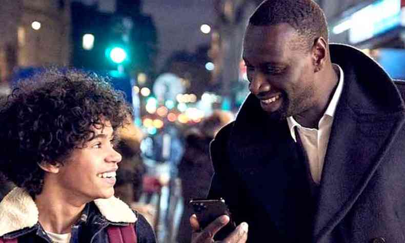 Raoul (Etan Simon) e Assane Diop (Omar Sy): filho e pai apaixonados pelo 