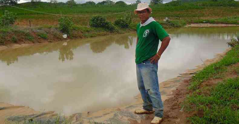 José Alves de Souza, o %u201CZé Brasil%u201D, de 52 anos, é um dos agricultores que recorrem ao tanque de geomembrana(foto: Luiz Ribeiro/em/d.a press)
