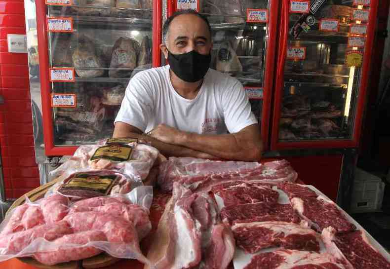 Francisco de Assis Gomes da Silva, proprietrio do Aougue Boutique Gomes e Silva comercializa kits de carne para churrasco neste momento de crise 