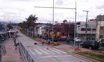 Interdio complica o trnsito nas proximidades do cruzamento com a Avenida Abraho Caram(foto: Cleiner Morais/Divulgao)