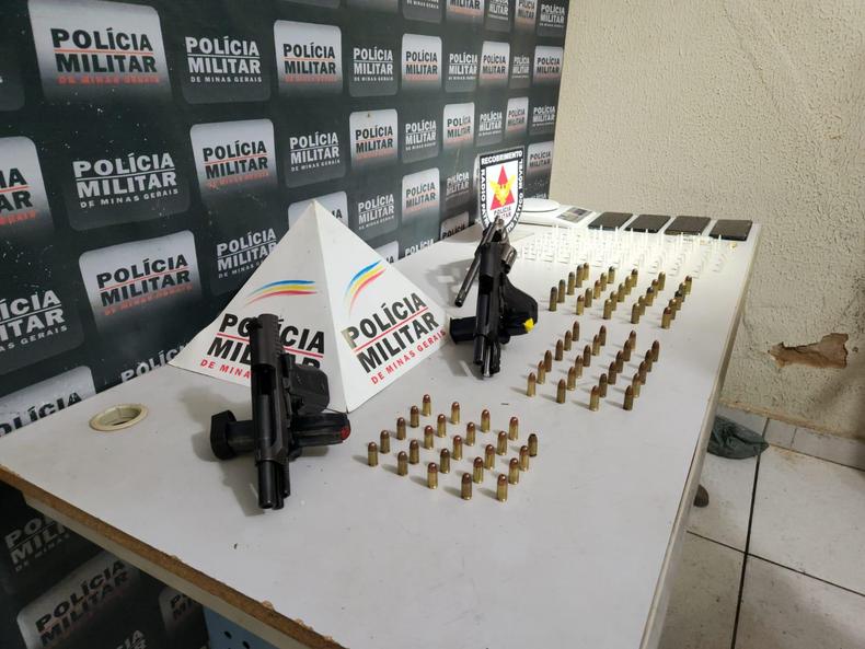Armas encontradas com os criminosos foram apreendidas(foto: PMMG/Divulgação) Armas encontradas com os criminosos foram apreendidas