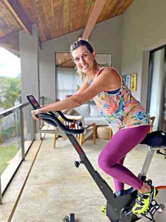A empresria Daniela Garcia faz spinning em casa e tem aulas por vdeo com personal traineer(foto: Arquivo Pessoal)