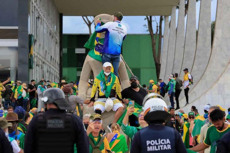 Escultura 'A justia', de Alfredo Ceschiatti,  vandalizada por radicais bolsonaristas
