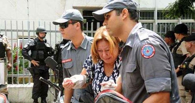 Uma das v�timas teve de receber atendimento do Corpo de Bombeiros(foto: Beto Novaes/EM/D.A.Press)