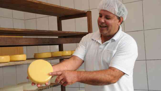 Reinaldo Costa pretende parar de enviar o leite para a cooperativa para dobrar sua produo(foto: Paulo Filgueiras/EM/D.A Press)