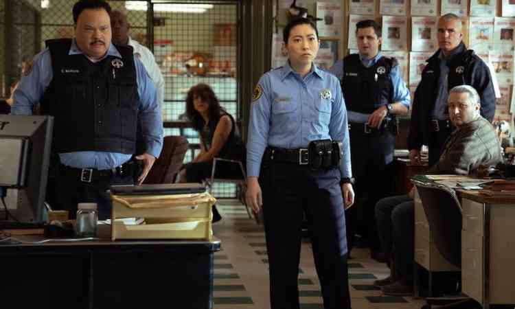 Atriz Awkwafina vestida como policial em cena do filme Renfield