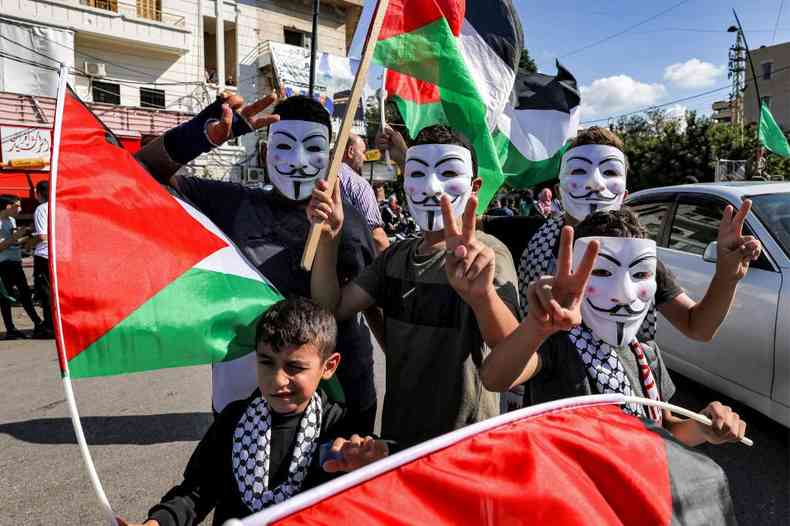 Manifestantes mascarados pr-Palestina, inclusive com uma criana no grupo