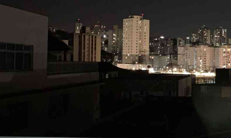 Em primeiro plano, prdios do Cidade Nova sem luz. Ao fundo, Nova Floresta est com energia eltrica em funcionamento(foto: Vitor Nascimento/Esp. EM)