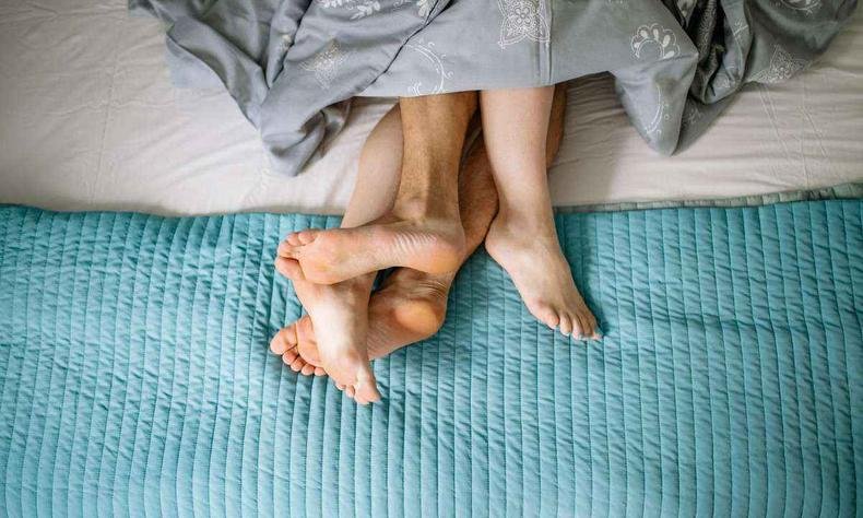 p�s de casal na cama 