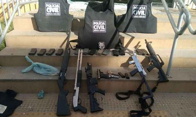 Armas apreendidas com os criminosos depois da troca de tiros(foto: Pol�cia Civil/Divulga��o)