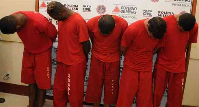 Cinco presos no Aglomerado da Serra em cumprimento de mandado de priso (foto: Paulo Filgueiras/EM/D.A Press)