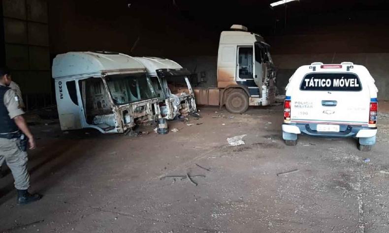 Desmanche foi encontrado na Zona Norte de Uberlândia(foto: Divulgação/PMMG) Desmanche de carros