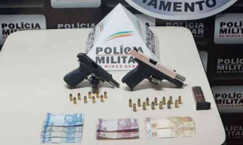 Armas, munio e dinheiro apreendidos(foto: Polcia Militar/Divulgao)