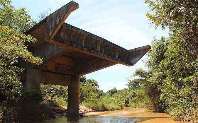 A 12 quilômetros de Santa Fé de Minas, a ponte sobre o Córrego Mocambo foi construída antes da estrada, que nunca saiu do papel(foto: Aparicio Mansur/Esp. EM )
